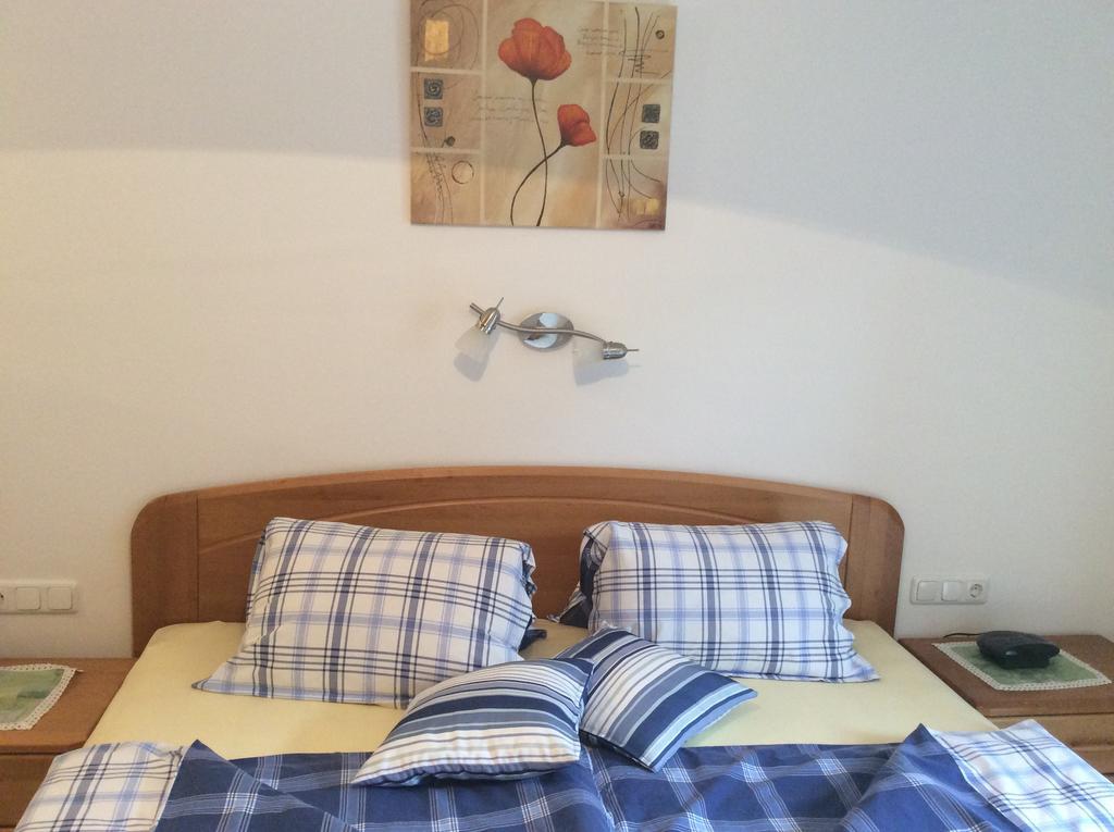 Hotel Haus Eder Burgi Nikolsdorf Zimmer foto
